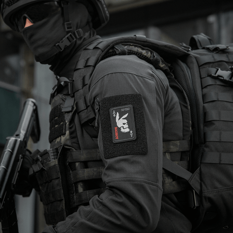 M-Tac Patch Bad Boy (Broderi) på uniform, broderet Cordura 500D med es af spar og kaninkranium motiv, symboliserer mod og humor.