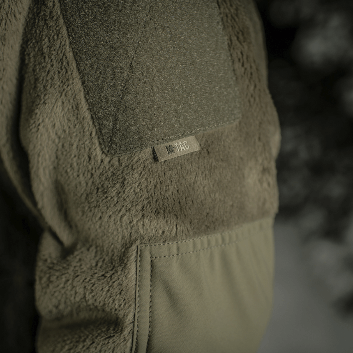 Nærbillede af M-Tac Battle Fleece Polartec Jakke med slidbeskyttelse og højkvalitetsfleece, ideel til militær og politi.
