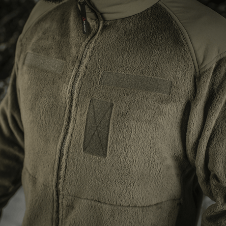 M-Tac Battle Fleece Polartec Jakke i brun med anatomisk pasform, vind- og slidbeskyttelse til militær og politi.