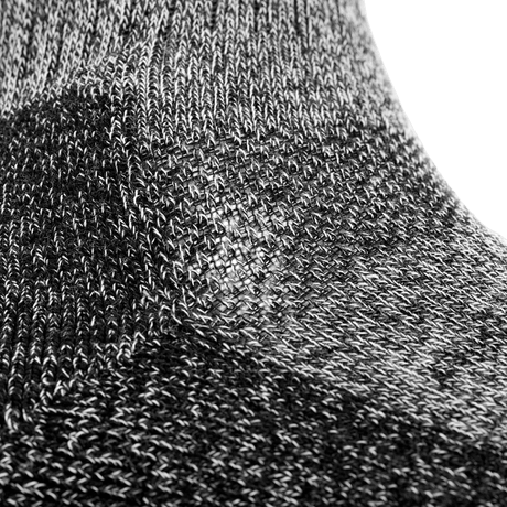 Nærbillede af M-Tac Coolmax 40% Sokker med sort og gråt mønster, designet til optimal komfort og holdbarhed til outdoor-brug.