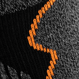 Nærbillede af M-Tac Coolmax 75% Sokker med orange syning, fokus på avanceret fugttransport og komfort for udendørs aktiviteter.