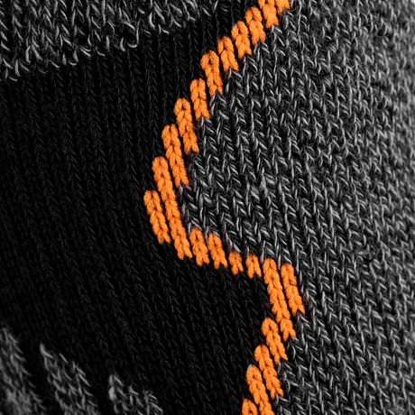 Nærbillede af M-Tac Coolmax 75% Sokker med orange syning, fokus på avanceret fugttransport og komfort for udendørs aktiviteter.