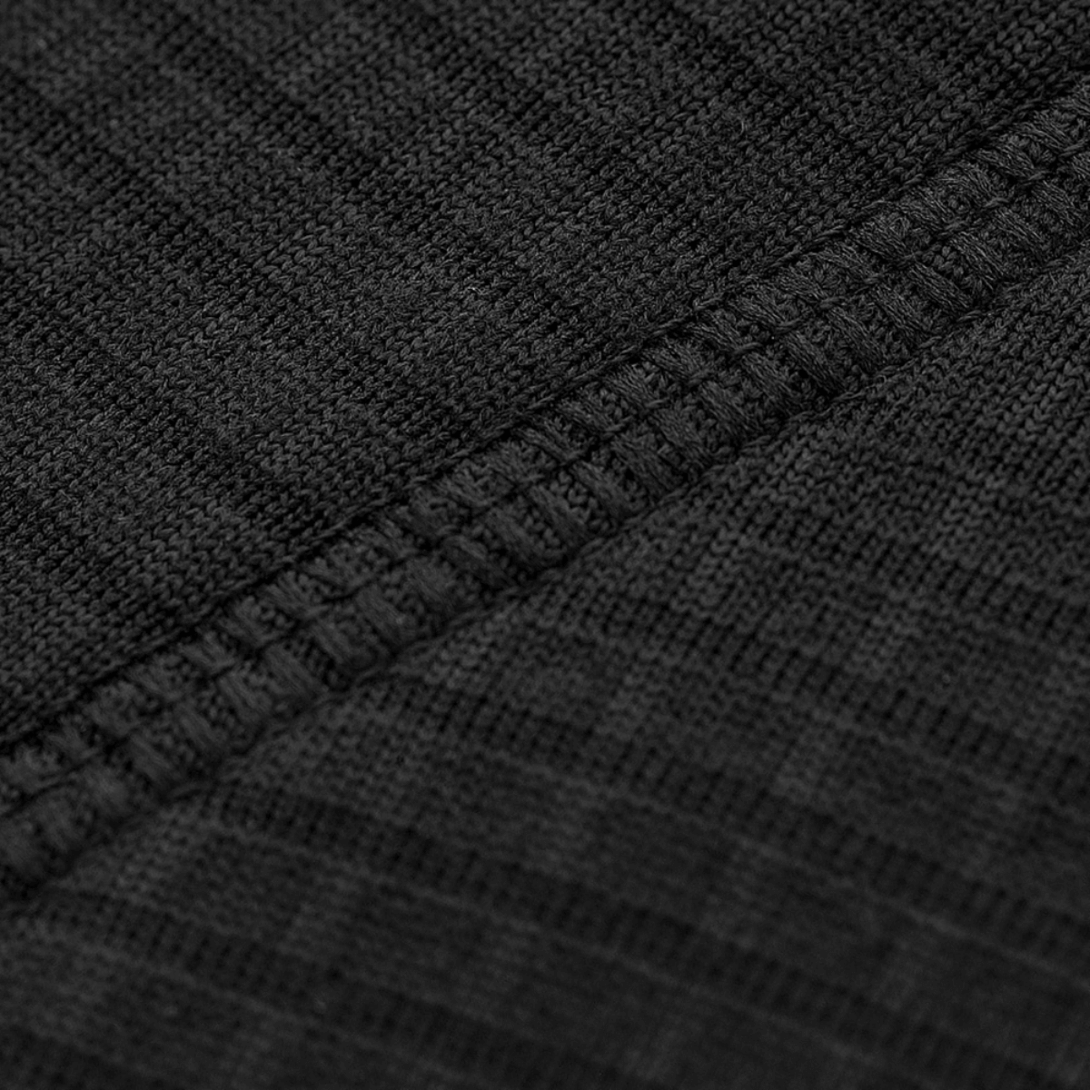 Nærbillede af M-Tac Delta Level 2 Fleece Bukser materiale, 100% polyester med varme- og fugtafvisende egenskaber.