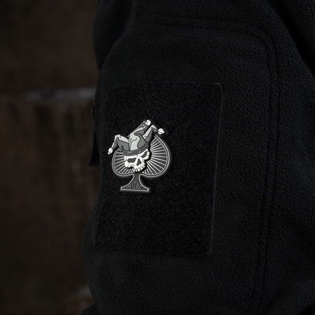 M-Tac Ace of Spades 3D PVC Patch fastgjort på sort jakke med Velcro, taktisk morale patch til militær og outdoor-aktiviteter.