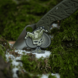 M-Tac Ace of Spades 3D PVC Patch med velcro på mos i naturen. Taktisk morale patch til militær, airsoft og outdoor brug.