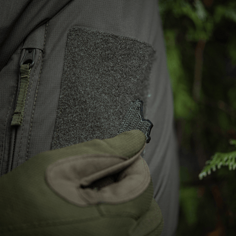 M-Tac Ace of Spades 3D PVC Patch fastgjort på en grå jakke med Velcro