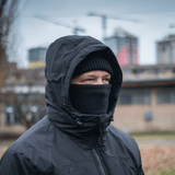 M-Tac Fleece Neck Gaiter med Snor i brug i koldt vejr, alsidigt tilbehør til beskyttelse mod vind og frost. Allergivenligt og komfortabelt.