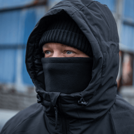 Person iført M-Tac Fleece Neck Gaiter med Snor til beskyttelse mod kulde