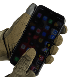 M-Tac Handsker A30 touchscreen-kompatible skydningshandsker i brug med smartphone