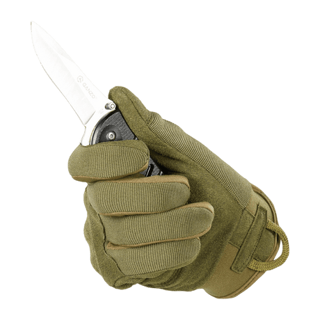 M-Tac Handsker Assault Tactical Mk.5 med justerbar velcro og kniv i hånd. Grøn handske til taktisk brug.