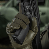 M-Tac Handsker Assault Tactical Mk.4 i brug med våben, ægte læder håndflade for non-slip greb og komfortabel pasform.
