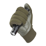 M-Tac Handsker Assault Tactical Mk.8 i brug med lommelygte, designet til taktisk brug og skydning, syntetiske materialer med læder.