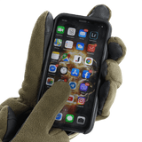 M-Tac Handsker Fleece Thinsulate med touchscreen-kompatibilitet holder en smartphone, der viser app-ikoner, ideel til vinterbrug.