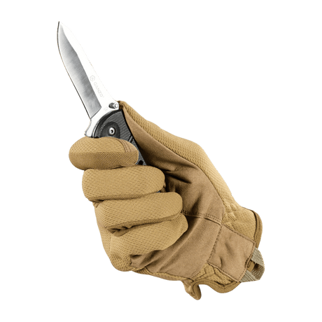 M-Tac Handsker Scout Tactical Mk.2 holder en kniv, viser fleksibilitet og beskyttelse for værktøjsarbejde, syntetisk læder for holdbarhed.