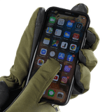 M-Tac Handsker Soft Shell Thinsulate viser touchscreen-kompatibilitet med smartphone i udendørs miljø.
