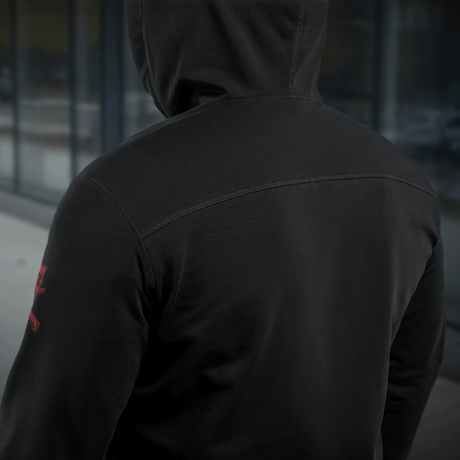 Person i M-Tac Hoodie Freedom med militærinspireret design, set bagfra for at vise rygdetaljer, ideel til udendørs aktiviteter.