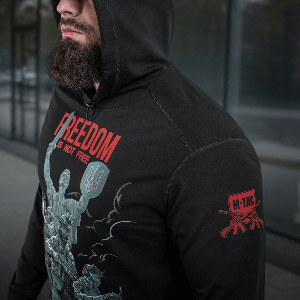 M-Tac Hoodie Freedom med militærinspireret design og justerbar hætte, ideel til hverdagsbrug og friluftsliv. Bomuld med elastan.
