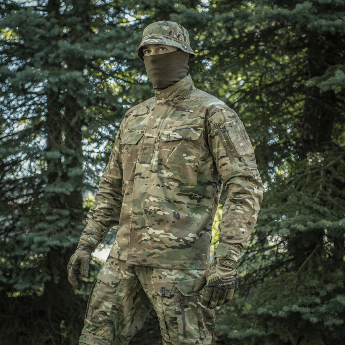 M-Tac Jakke Sturm Gen.II NYCO Extreme i Multicam til taktisk og udendørs brug, med åndbart og slidstærkt materiale, set i skovmiljø.
