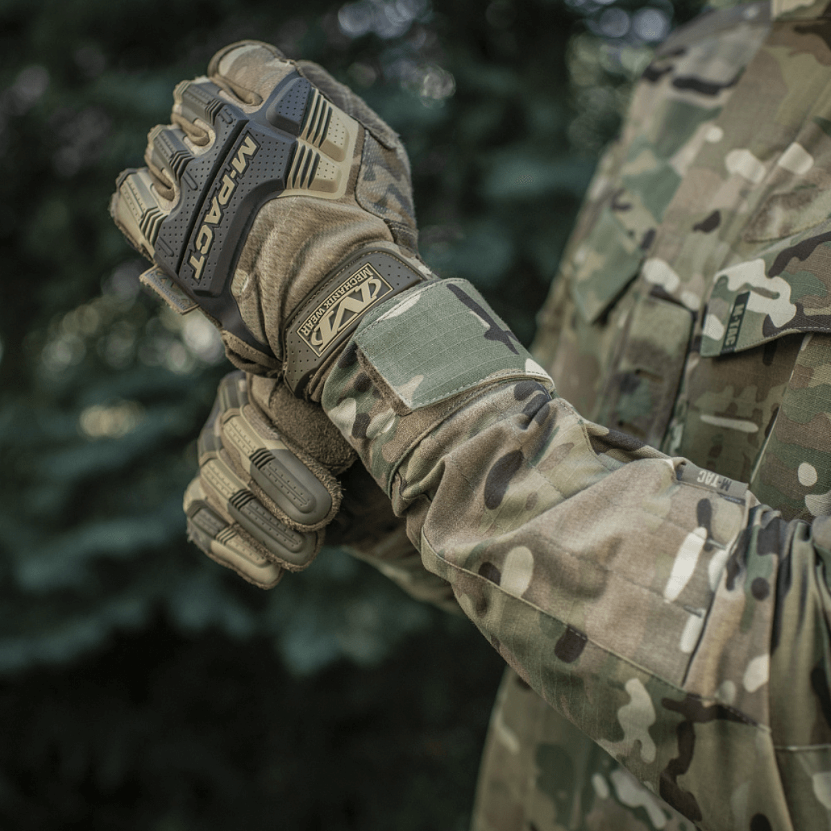 M-Tac Jakke Sturm Gen.II NYCO Extreme i Multicam med NIR-teknologi til taktisk brug, tæt billede af ærme og handskedetaljer.