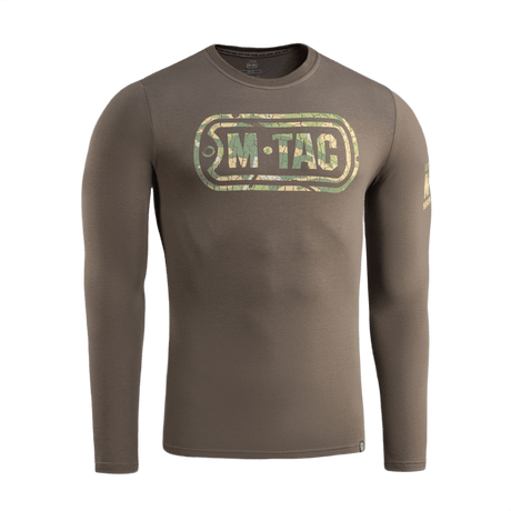 M-Tac T-Shirt Logo Long Sleeve i camouflage med ikonisk logo og slogan, velegnet til hverdag og taktiske aktiviteter, frontvisning.