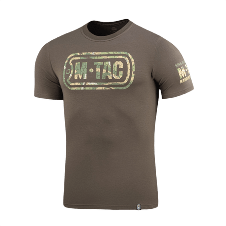 M-Tac T-Shirt Logo med camouflage mønster, ikonisk M-Tac-logo og slogan, "Born by Revolution – Hardened by War" på ærmet.