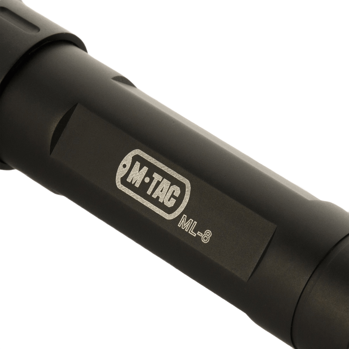 Kraftfuld M-Tac Lommelygte ML-8 lavet af anodiseret aluminium, ideel til udendørs brug, støv- og vandbeskyttet, op til 800 lumen.