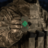 M-Tac Patch Lucky Card (Broderi) i Cordura 500D med kløverblad, holdes i hånden. Perfekt til tøj, tasker eller udstyr.