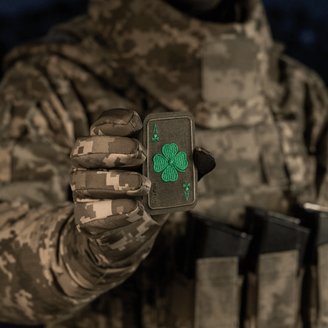M-Tac Patch Lucky Card (Broderi) i Cordura 500D med kløverblad, holdes i hånden. Perfekt til tøj, tasker eller udstyr.