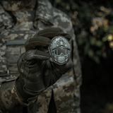 M-Tac Patch Emoji #20 med 3D-effekt, PVC og velcro, holdt af person i camouflage-outfit. Perfekt til tøj, taske, taktisk udstyr.