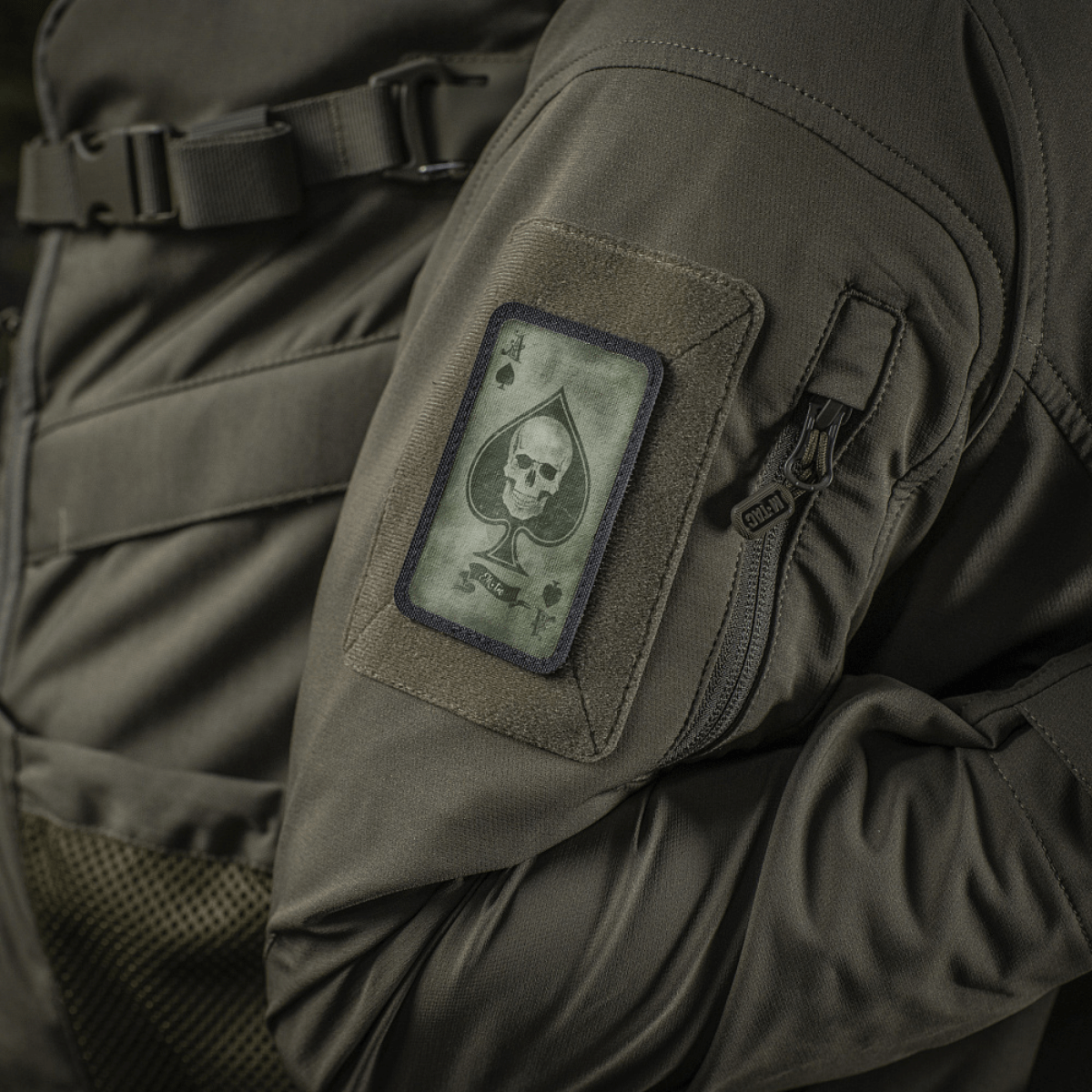 M-Tac Patch Ace of Spades morale patch på jakke, viser spar ess med kranie symbol. Størrelse: 87 x 54 mm, materiale: Cordura 500D, montering: velcro.