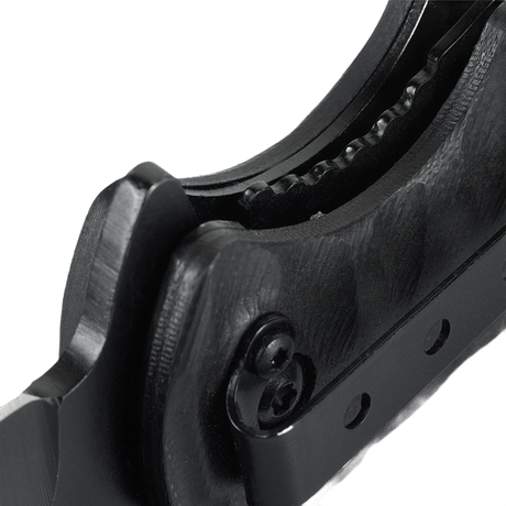 Nærbillede af håndtag og låsemekanisme på M-Tac Outdoor & Militær foldekniv - Type 4, med slidstærkt G10-kompositmateriale.