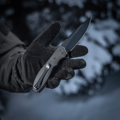 M-Tac Outdoor & Militær foldekniv - Type 6 i sneklædte omgivelser, holdt af en sortgloved hånd