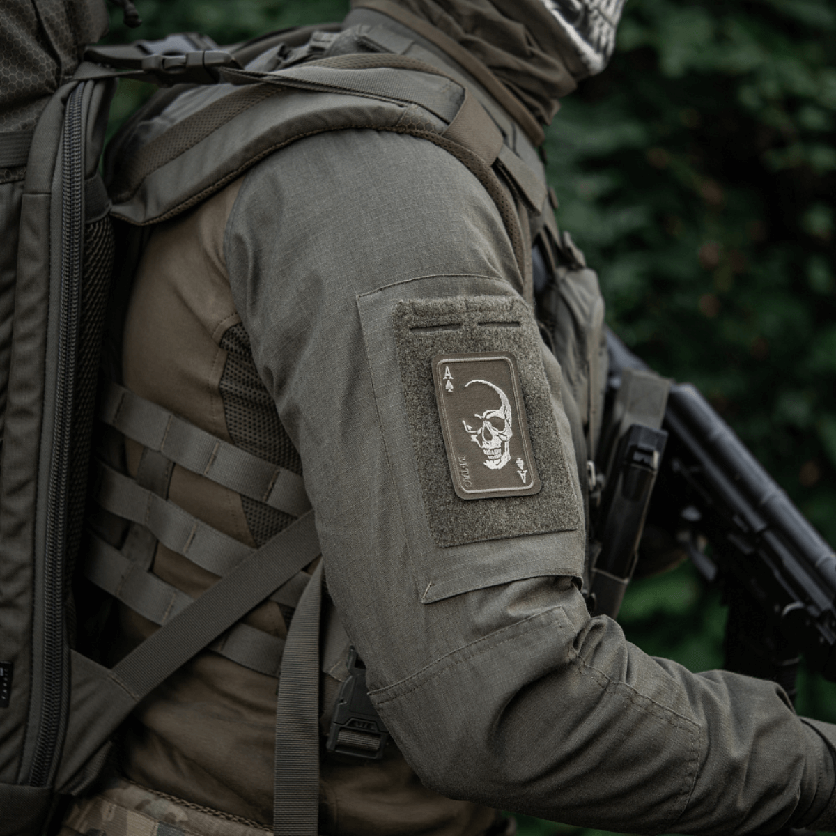 M-Tac Patch Face of War (Broderi) i Cordura 500D med kranie og ace of spades motiv, fastgjort med Velcro på taktisk jakke