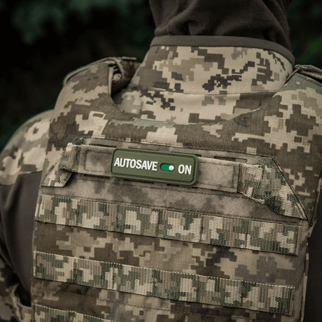 M-Tac Patch Autosave PVC på militærvest med camouflageprint, 3D morale patch med Velcro bagside til nem fastgørelse.