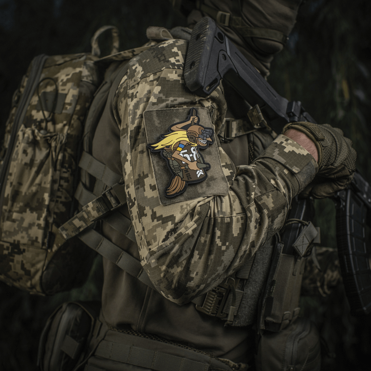 M‑Tac Patch Baba-Yaga Vertical på militæruniform, inspireret af ukrainske UAV-operatører med 3D-design og velcrofæstning.