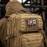 Taktisk rygsæk med M-Tac Patch Joker Skull 3D PVC med joker og dødskort i PVC, påmonteret på ryksekens forside.