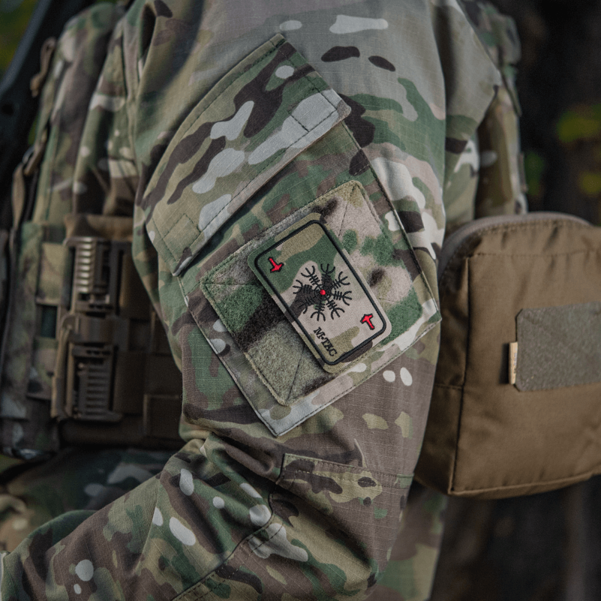 M-Tac Patch Kort Helm of Horror (Broderi) med Ægishjálmur symbol på camouflage jakke, holdbart og velcro fastgørbar, 8 x 5 cm.