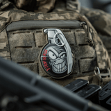 M-Tac Patch M67 Granat 3D PVC på taktisk udstyr med "Born to Kill" tekst og emoji design, velcro-bagside for nem montering.
