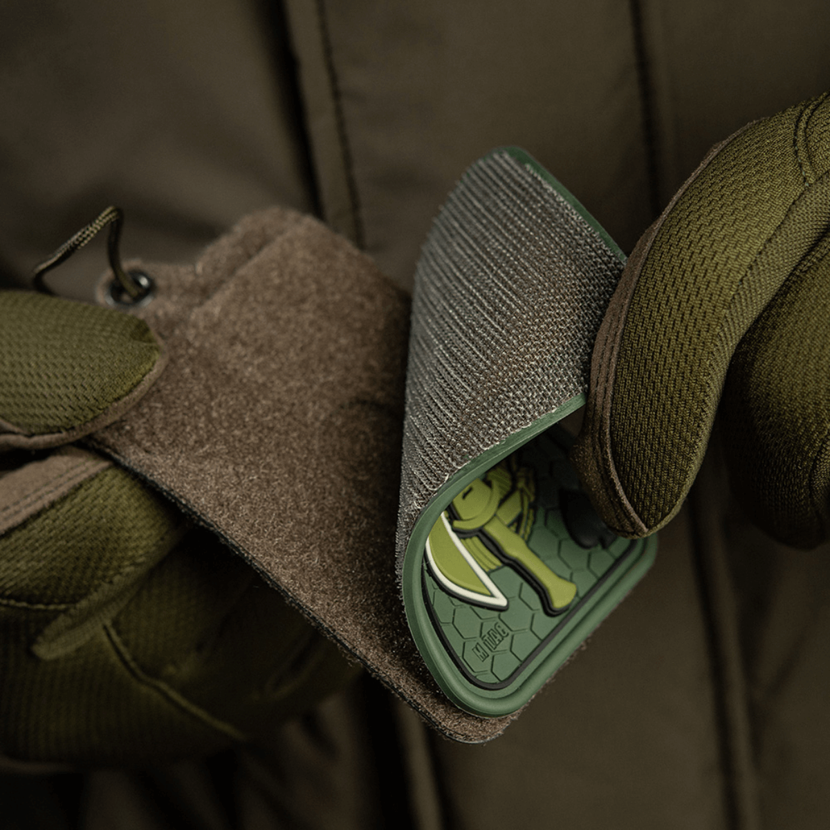 M-Tac Patch Molon Labe 3D PVC med Velcro, inspi​reret af spartanere, perfekt til taktisk udstyr. Dimensioner: 108 x 68 mm.