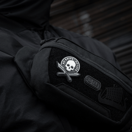 M-Tac Patch No Knife – No Life 3D PVC på sort taktisk taske med velcro, 50 x 50 mm, inspireret af Blade Brothers. Perfekt til udstyr.