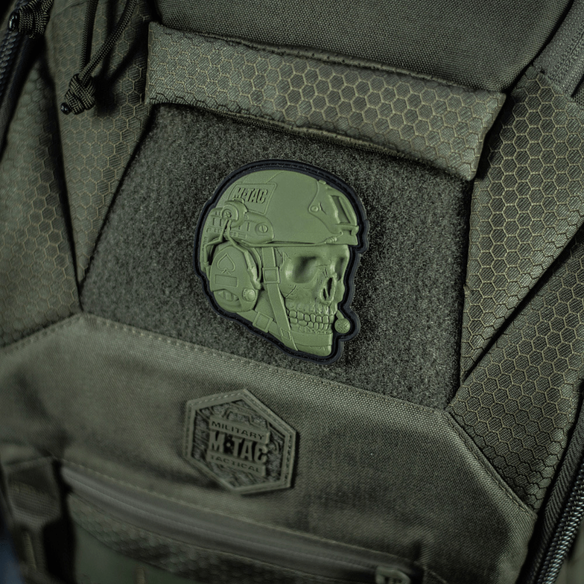 M-Tac Patch Operator 3D PVC morale patch med realistisk design og Velcro, fastgjort på taktisk taske, størrelse 6 x 7 cm.