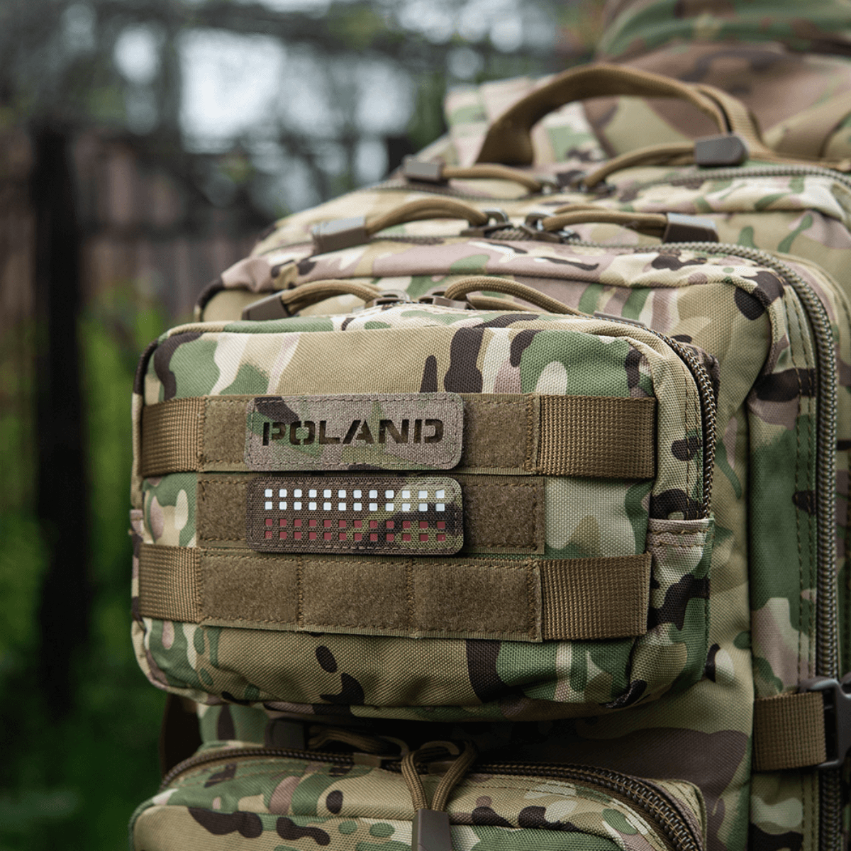 M‑Tac Patch Poland End-to-End 25x80 på en camouflagetaske, høj kvalitet Cordura 500D, velcro fastgørelse, 25x80 mm, udendørs.