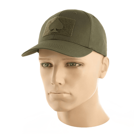 Mand i grøn kasket med M‑Tac Patch Spades Laser Cut på forsiden.