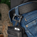 M-Tac Plast Karabin fastgjort på et bælte, nemt at anvende til udstyr, fremstillet af holdbar ABS-plast, let og praktisk til daglig brug.