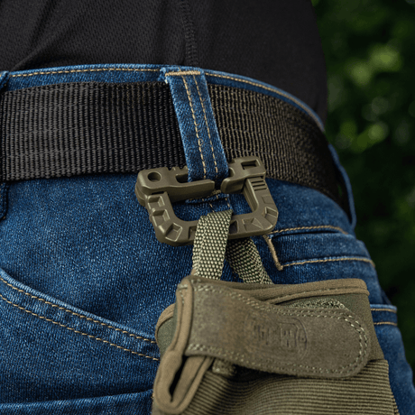 M-Tac Plast Karabin fastgjort til bæltet, let og holdbar ABS-plast, ideel til udstyr. Ikke til klatring eller tunge belastninger.