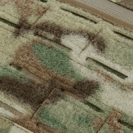 Nærbillede af M-Tac Plate Carrier Cuirass Elite Gen.II i camo mønster, lavet af holdbart Cordura 500D materiale med 3D mesh indvendigt.