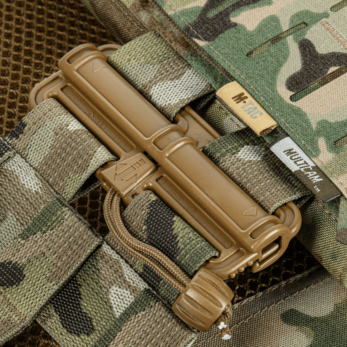 Nærbillede af M-Tac Plate Carrier Cuirass FAST Elite Gen.II med holdbare Duraflex hurtiglåse og camouflage Cordura 500D materiale.