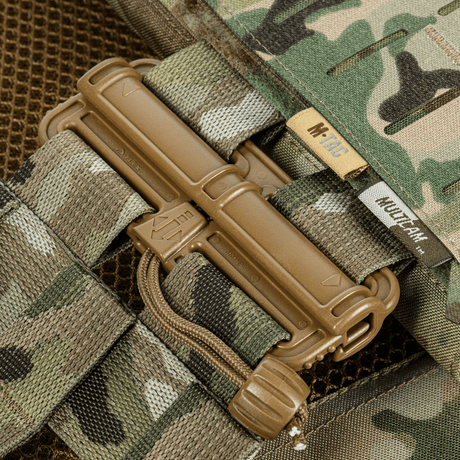 Nærbillede af M-Tac Plate Carrier Cuirass FAST Elite Gen.II med holdbare Duraflex hurtiglåse og camouflage Cordura 500D materiale.