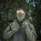 Mand iført M-Tac Polartec Anatomic Tube Scarf i skovmiljø, beskytter mod vind, Polartec® Micro Series fleece, multifunktionelt tørklæde.