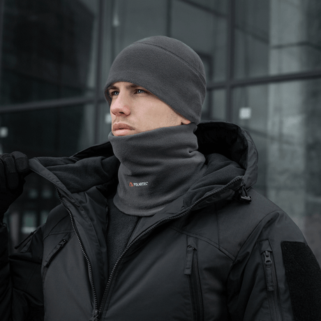 M-Tac Polartec Lang Tubehalstørklæde bæres i koldt vejr. Viser alsidig fleece halsvarmer ideel til træning og hverdagsbrug.